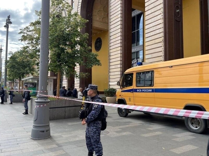 У Москві стався вибух у магазині іграшок на Луб'янці. Паблік пише, що поранено співробітника ФСБ. Відео