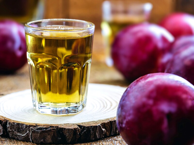 Просто залейте этим сливы – и через месяц получите вкусную и в меру нежную наливку. Быстрый рецепт