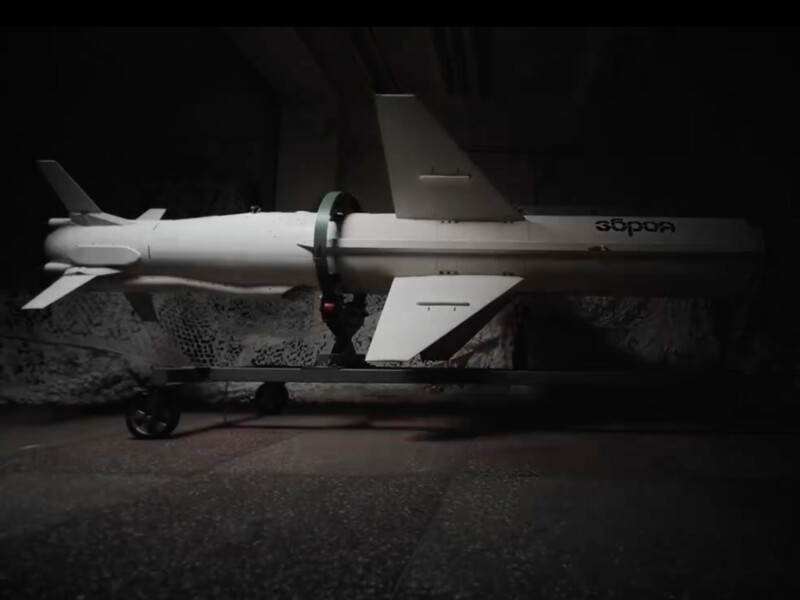 Міноборони вперше показало ракету "Довгий Нептун", яка б'є на 1 тис. км