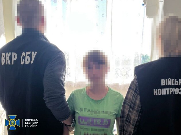 У Чернігові жінку підозрюють у коригуванні ударів по ТЦК. Під час затримання вона намагалася розбити смартфон – СБУ