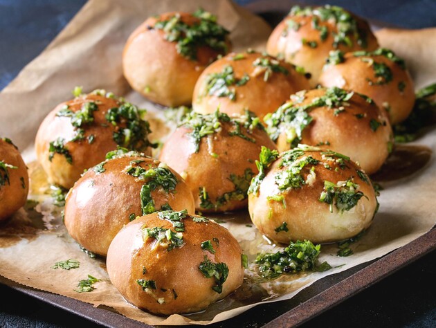 Перед выпечкой смажьте тесто этим – и ленивый хлеб получится самым вкусным. Рецепт чесночной сдобы