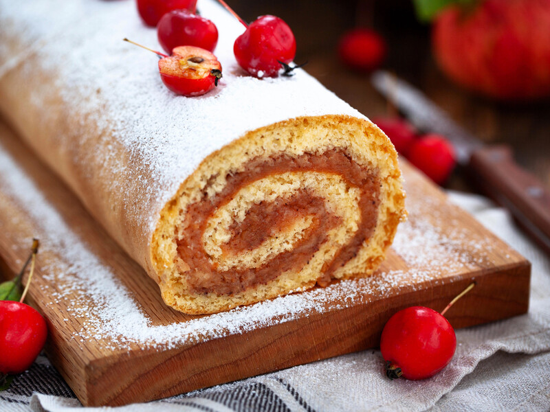 Потрібно всього два яблука. Смачний і бюджетний бісквітний рулет 