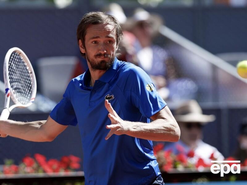 Російський тенісист після програшу влаштував істерику і розтрощив свою ракетку 