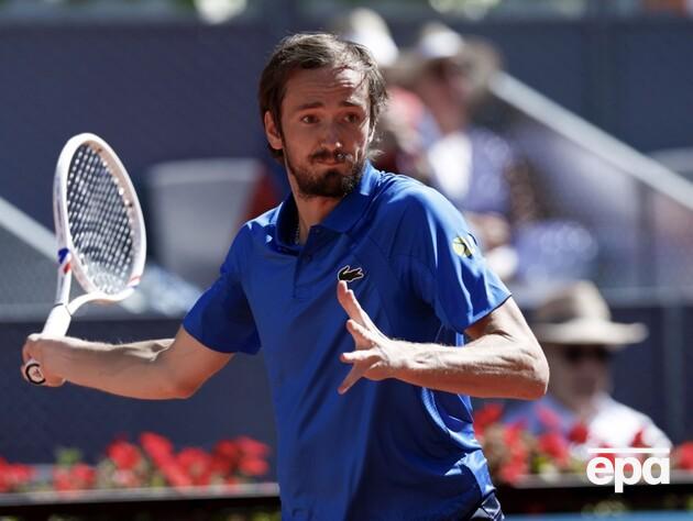 Російський тенісист після програшу влаштував істерику і розтрощив свою ракетку 