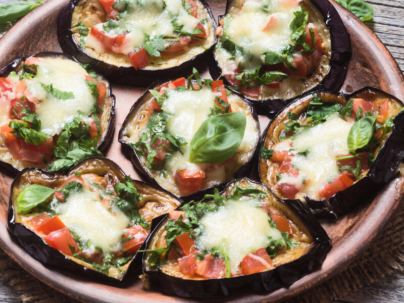 Щоб отримати ніжну і смачну альтернативу піці – запечіть баклажани із цим. Рецепт смачної страви