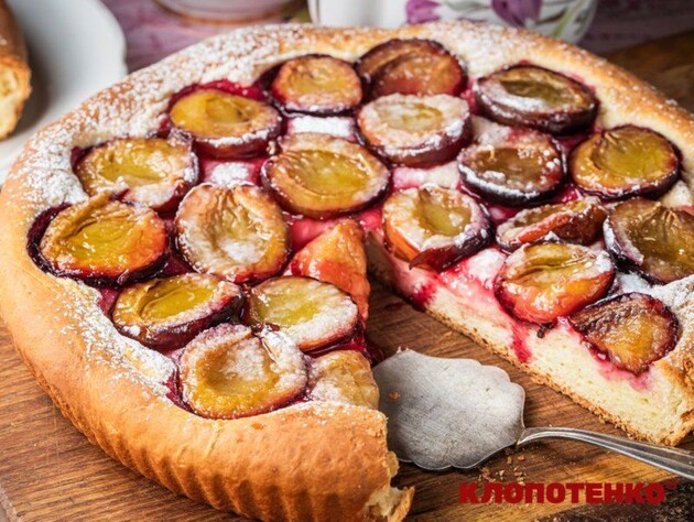 Додайте це до борошна – і вийде неймовірно соковитий і пухкий сливовий пиріг. Рецепт і лайфхаки