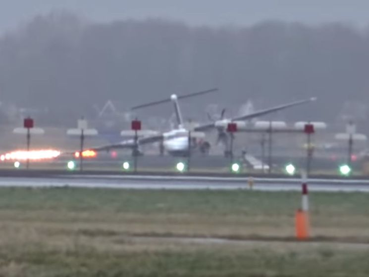В аэропорту Амстердама у самолета при посадке сломалось шасси. Видео