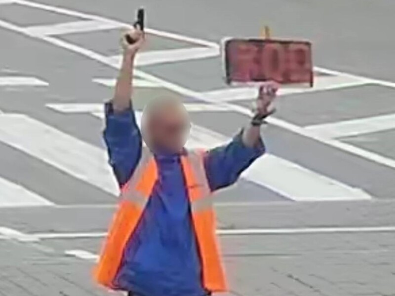 В Виннице мужчина с пистолетом объявлял минуту молчания. Его задержали. Видео