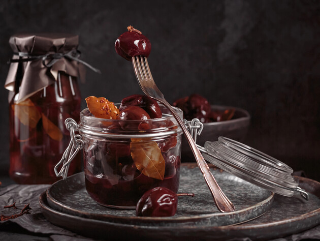 Мариновані пряні сливи за цим рецептом виходять тугими й дуже смачними