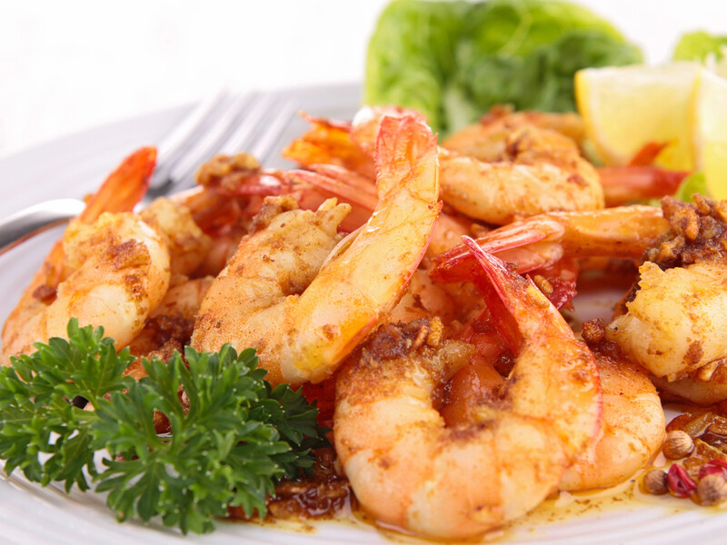 Готовят их замороженными за пять минут. Сочные креветки в соусе из пива