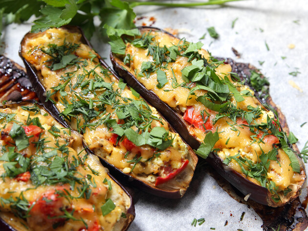 Нафаршируйте баклажаны этой простой начинкой – и они получатся невероятно сочными и вкусными