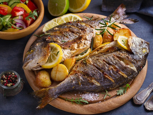 Замочіть у цьому рибу – і вона не смердітиме. П'ять способів легко позбутися характерного запаху