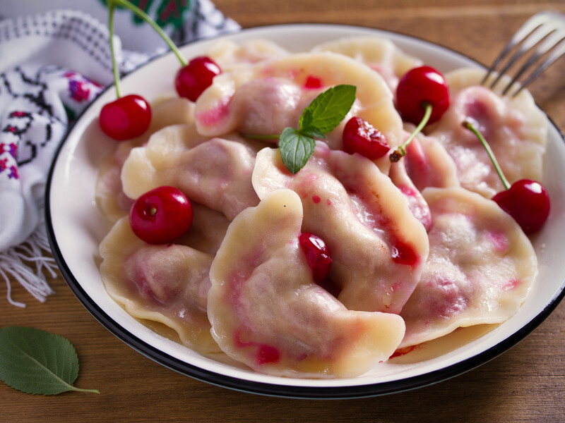 Намочіть рушник – і тісто завжди буде м'яким і еластичним. Рецепт божественних вареників