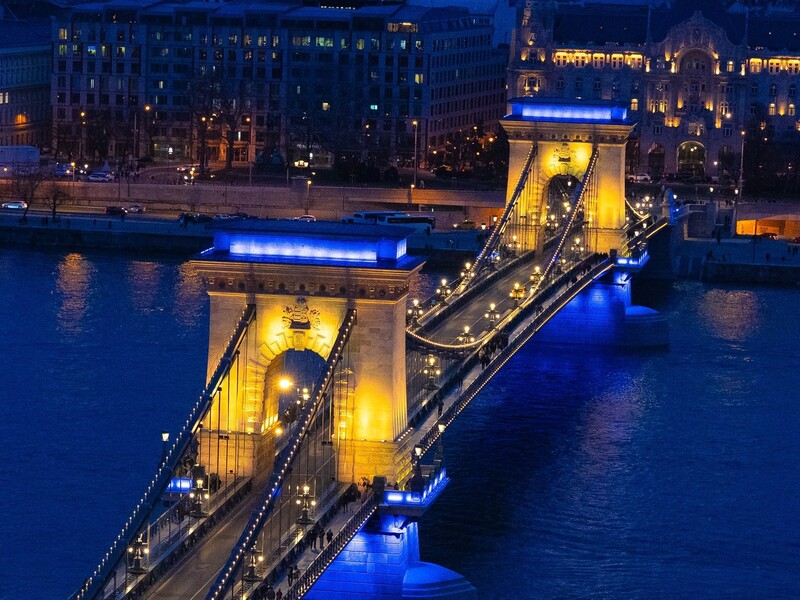 Мер Будапешта підсвітив міст кольорами прапора України до Дня Незалежності. В Орбана обурилися