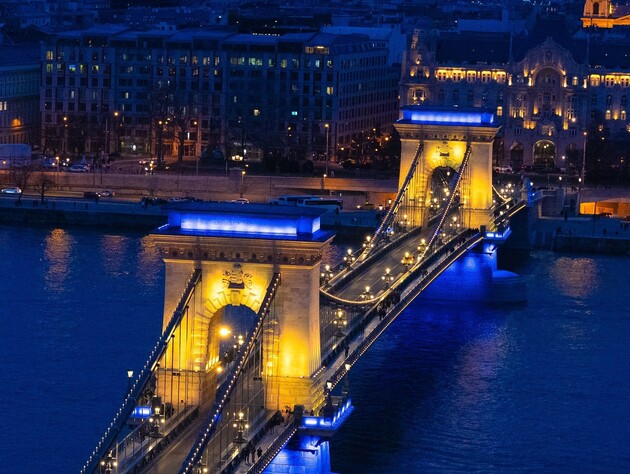 Мэр Будапешта подсветил мост цветами флага Украины ко Дню Независимости. У Орбана возмутились