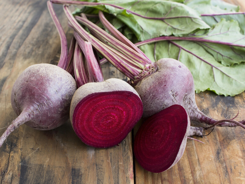 Из-за этого соседства свекла растет с белыми кольцами внутри. Как собрать качественный урожай