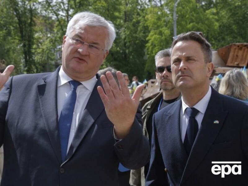 Глава МЗС Люксембургу у стрибку накинувся з обіймами на Сибігу. Відео стало вірусним