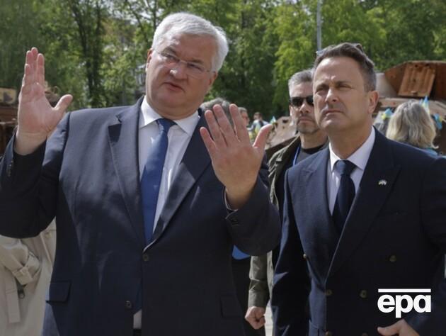 Глава МИД Люксембурга в прыжке набросился с объятиями на Сибигу. Видео стало вирусным