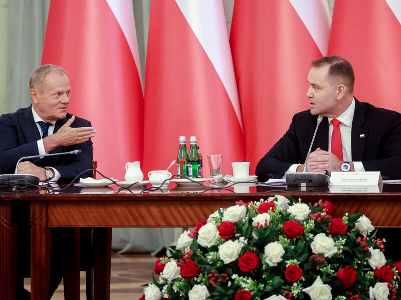 Туск и Навроцкий обменялись заявлениями, "полными сарказма", и высказались о выплатах украинцам в Польше