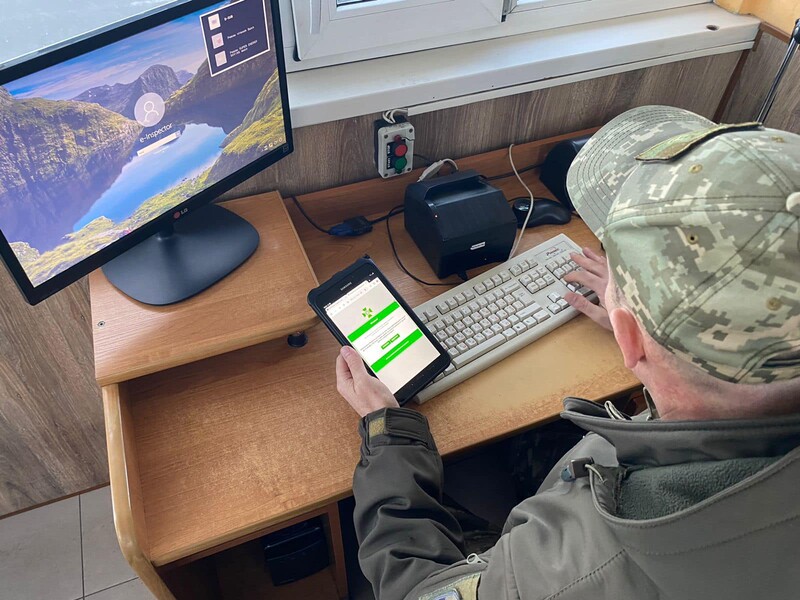 Виїзд за кордон українців віком 18–22 років. Перелік документів