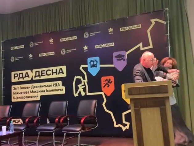 В Киеве глава РГА силой оттолкнул от трибуны заместительницу Кличко. Мэр призвал отреагировать на 