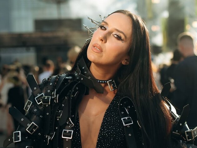 Джамала, яка схудла після пологів, знялася в обтислій латексній спідниці. Фото