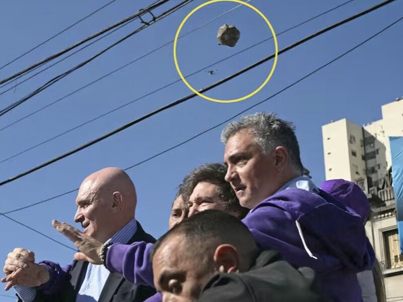 В Аргентине забросали камнями кортеж президента. Видео