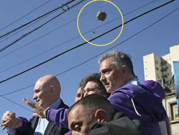 В Аргентине забросали камнями кортеж президента. Видео