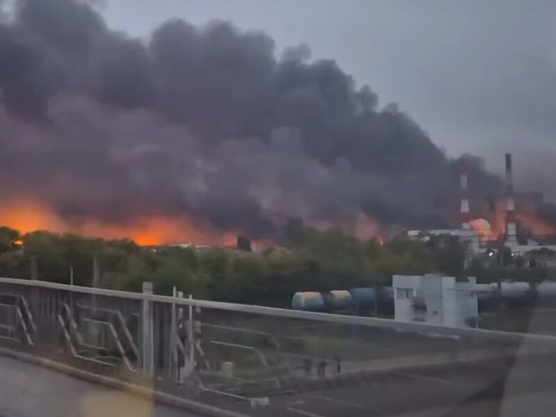 Українські безпілотники атакували два НПЗ у Росії. Відео