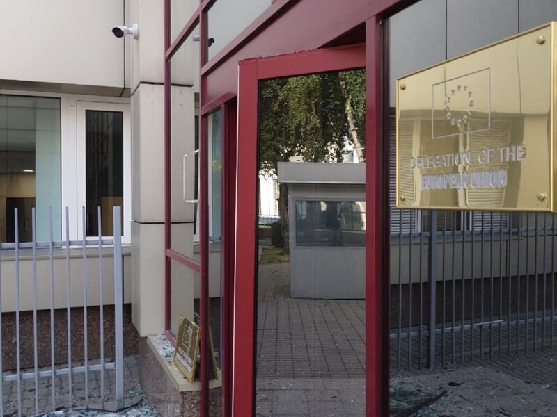 "Навмисний російський удар". У ЄС відреагували на атаку РФ на його представництво в Києві