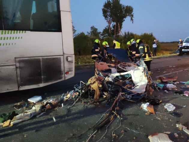 Унаслідок ДТП у Кіровоградській області на місці загинуло шестеро людей, серед яких дитина. Фото
