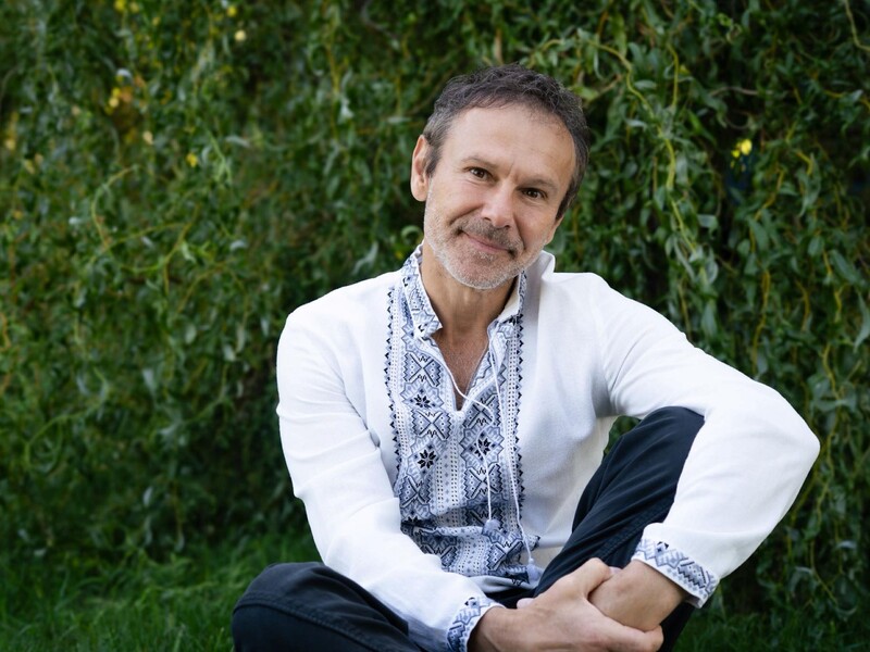 Вакарчук выступил на одной из станций метро в Киеве. Вместе с ним 