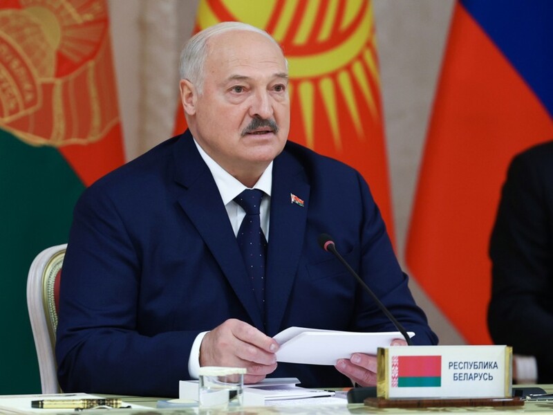 Лукашенко заявил, что у него "пока не получается" быть не диктатором