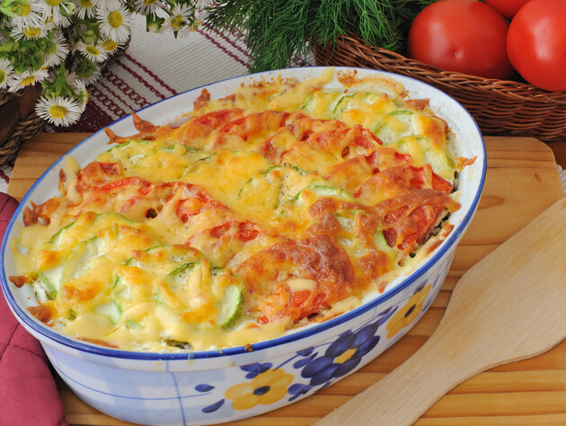 Смешайте это с йогуртом – и получится божественная запеканка из кабачков и куриного филе. Рецепт