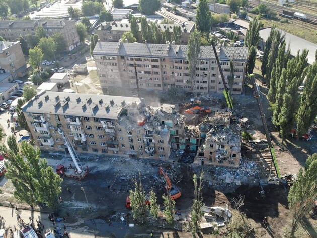 У Києві внаслідок удару РФ уже понад 20 загиблих, під завалами ще шукають людей