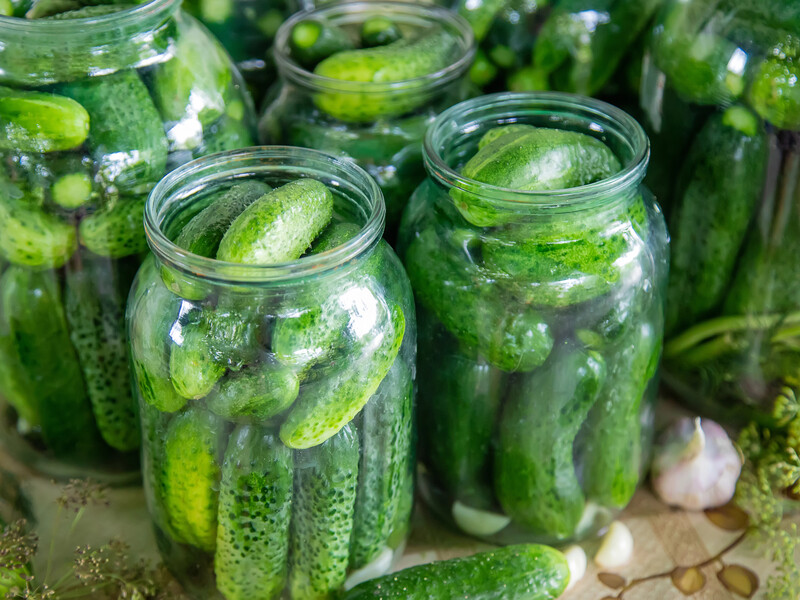 Секрет идеальной консервации. Зачем банки с заготовками в конце переворачивают вверх дном