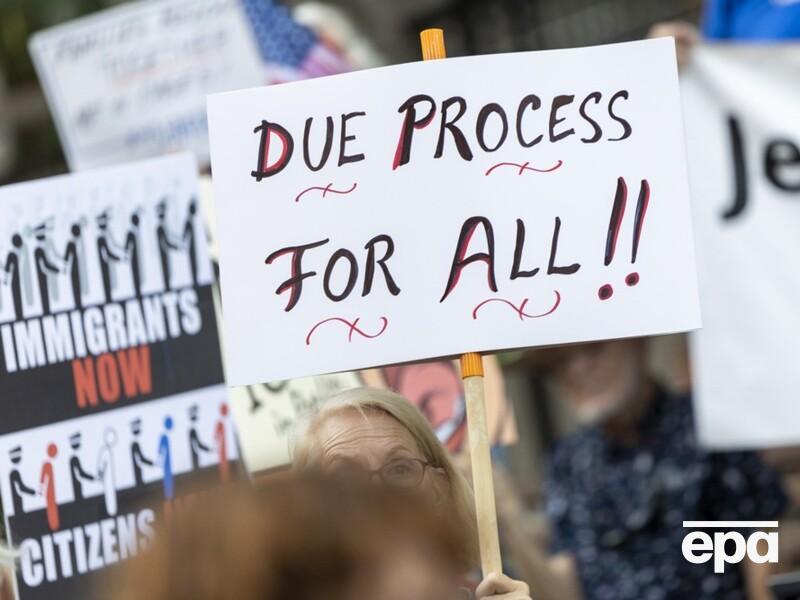 Сбежавших от войны россиян депортируют из США и избивают при отказе лететь в Москву – правозащитник