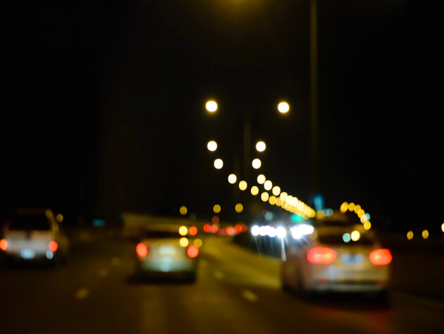 Сразу же переведите на это взгляд, если слепят фарами. Пять советов, которые спасут жизнь на дороге