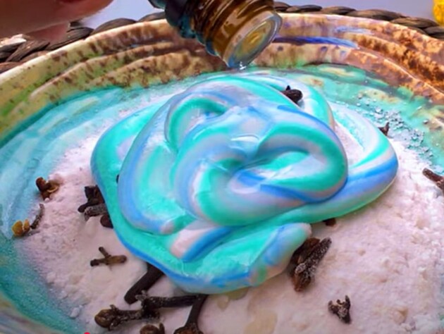 Залиште це в холодильнику – і за кілька годин від неприємного запаху не залишиться й сліду. Лайфхак