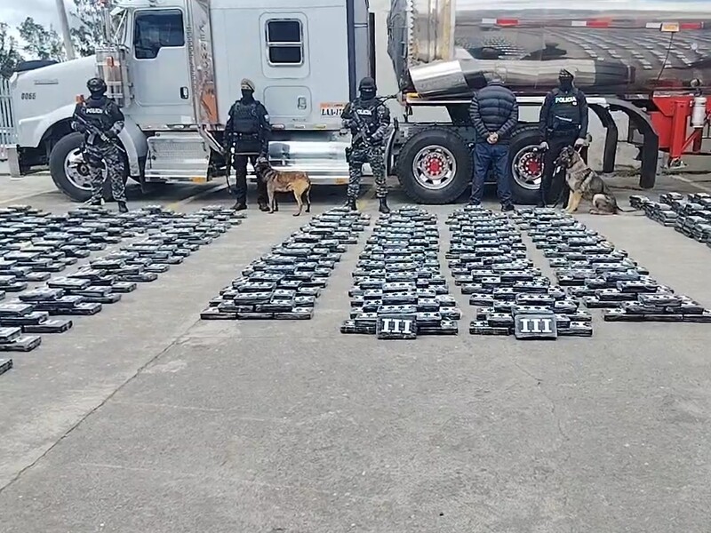 В Эквадоре в бензовозах нашли более 2 тонн кокаина на $110 млн. Видео