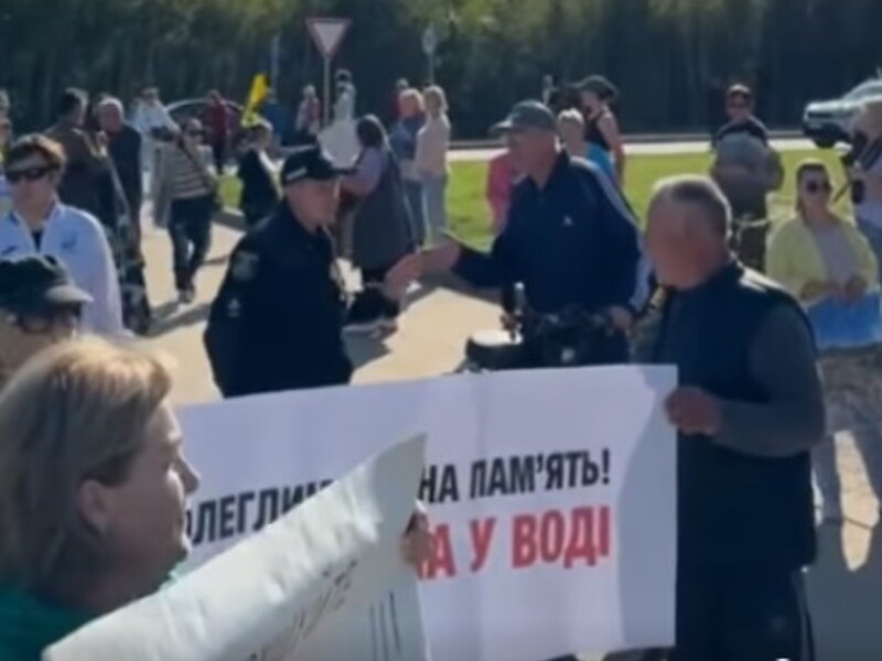 Під час відкриття військового меморіального кладовища в Київській області люди вийшли на протест