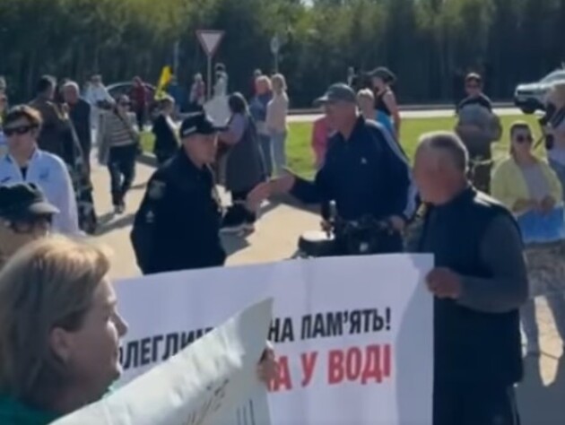 Під час відкриття військового меморіального кладовища в Київській області люди вийшли на протест