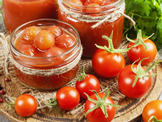 Просто зробіть так – і помідори у томатному соку стануть ідеальною заготовкою взимку. Швидкий рецепт
