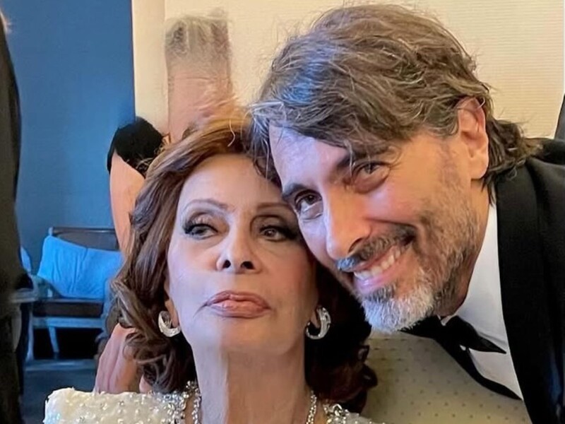 Сын Лорен, который ради любимой изменил вероисповедание, засветился в интересном наряде. Фото