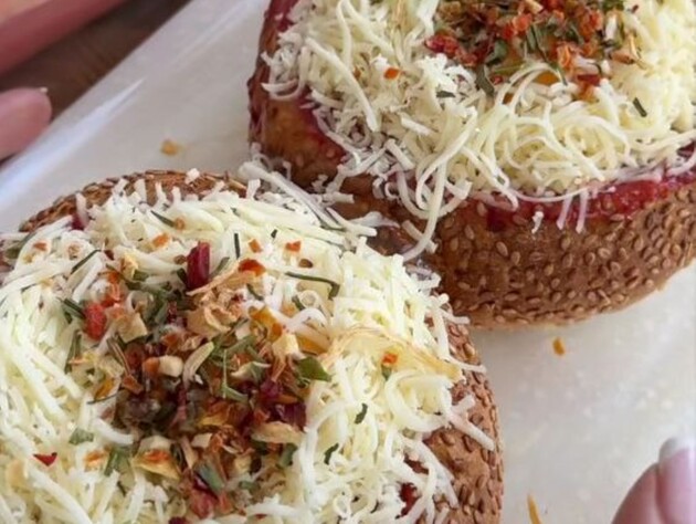 Зробіть цю начинку, покладіть у булочку – і ситні бутерброди точно сподобаються. Швидкий рецепт