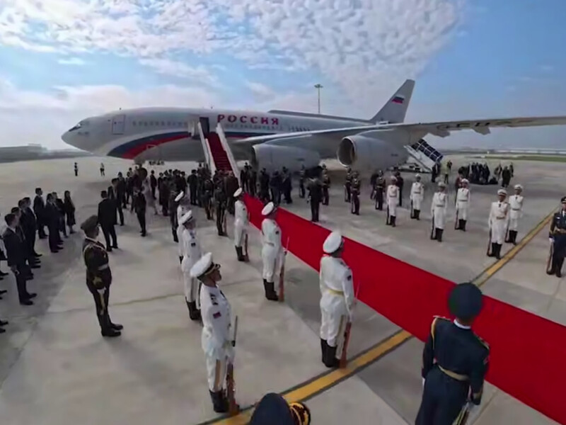 Путін прибув до Китаю. Його, як і у США, зустріли червоною доріжкою