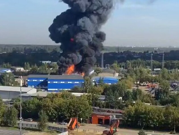 В Подмосковье разгорелся сильный пожар, слышны взрывы. Видео