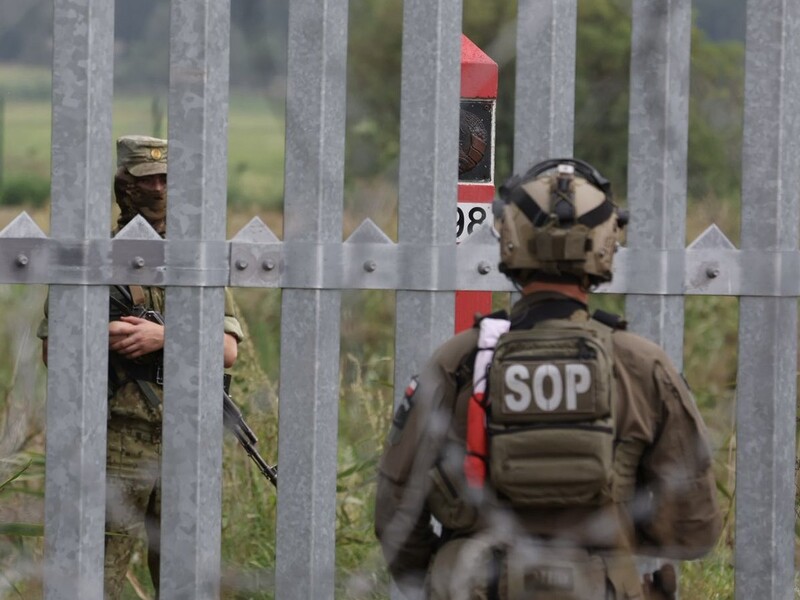 Туск і глава Єврокомісії відвідали кордон Польщі з Білоруссю, там з'явилися білоруські військові зі зброєю