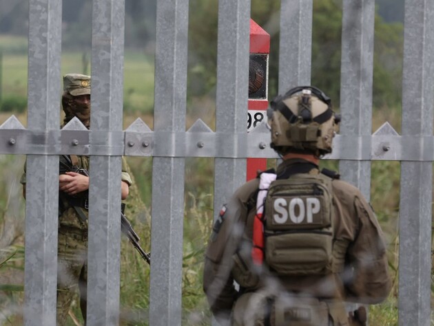 Туск и глава Еврокомиссии посетили границу Польши с Беларусью, там появились белорусские военные с оружием