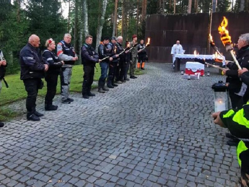 У РФ оголосили персонами нон ґрата 39 поляків, які вшанували пам'ять співвітчизників, убитих НКВС